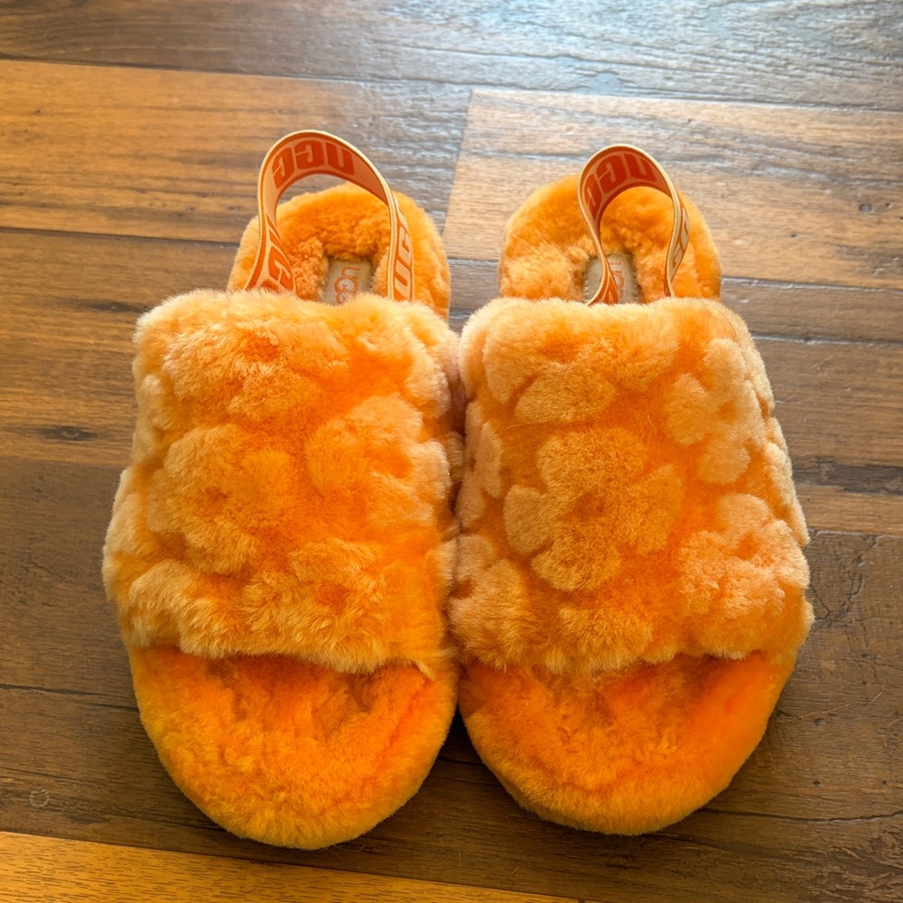 UGG “Fluff Yeah” Slippers in Poppy